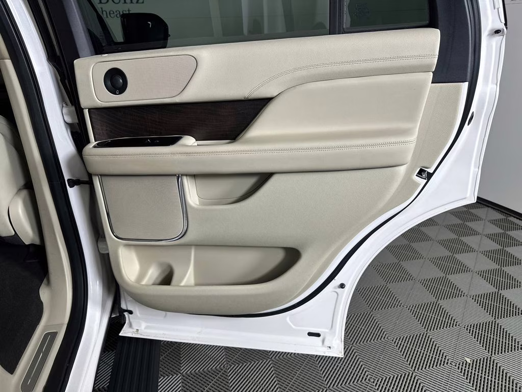 2019 White Platinum Clearcoat Metallic Lincoln Navigator Reserve 4X4 SUV