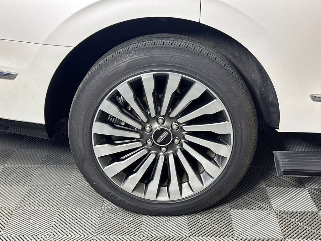 2019 White Platinum Clearcoat Metallic Lincoln Navigator Reserve 4X4 SUV
