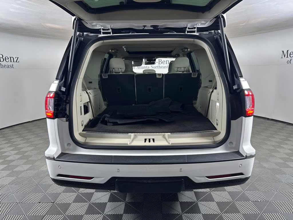 2019 White Platinum Clearcoat Metallic Lincoln Navigator Reserve 4X4 SUV
