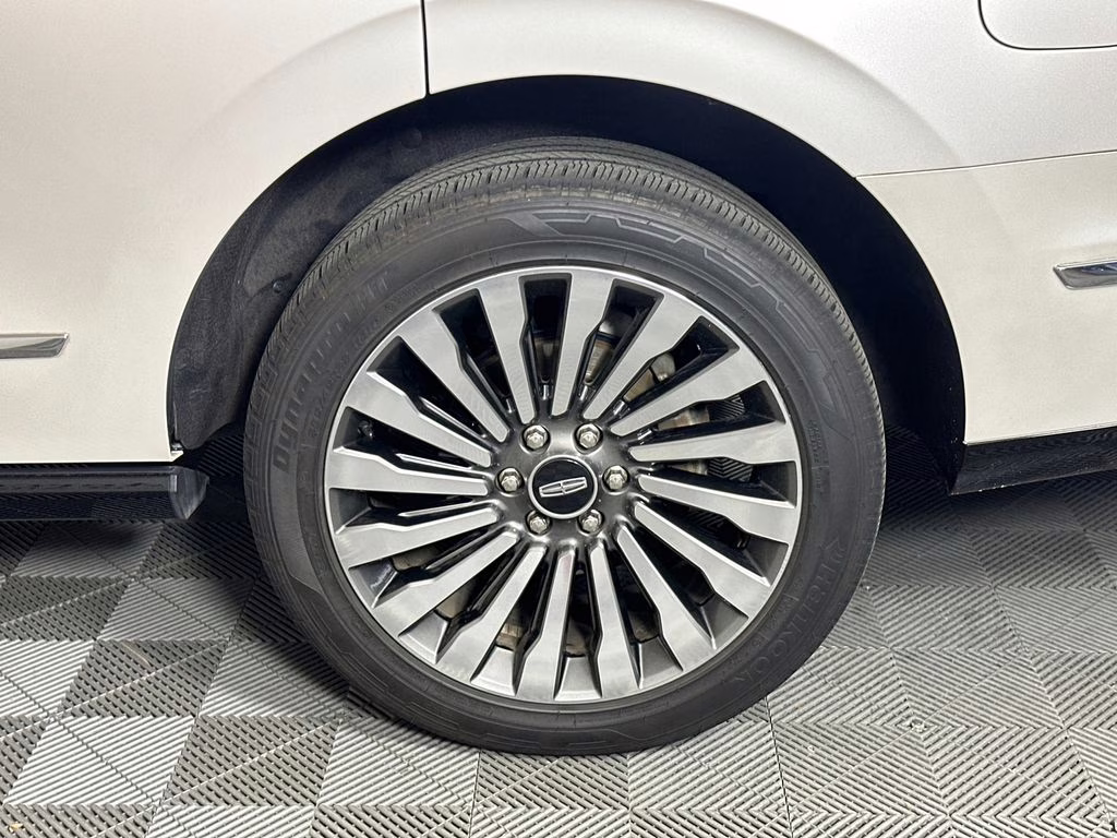 2019 White Platinum Clearcoat Metallic Lincoln Navigator Reserve 4X4 SUV