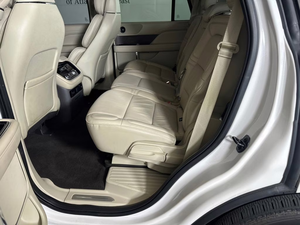 2019 White Platinum Clearcoat Metallic Lincoln Navigator Reserve 4X4 SUV