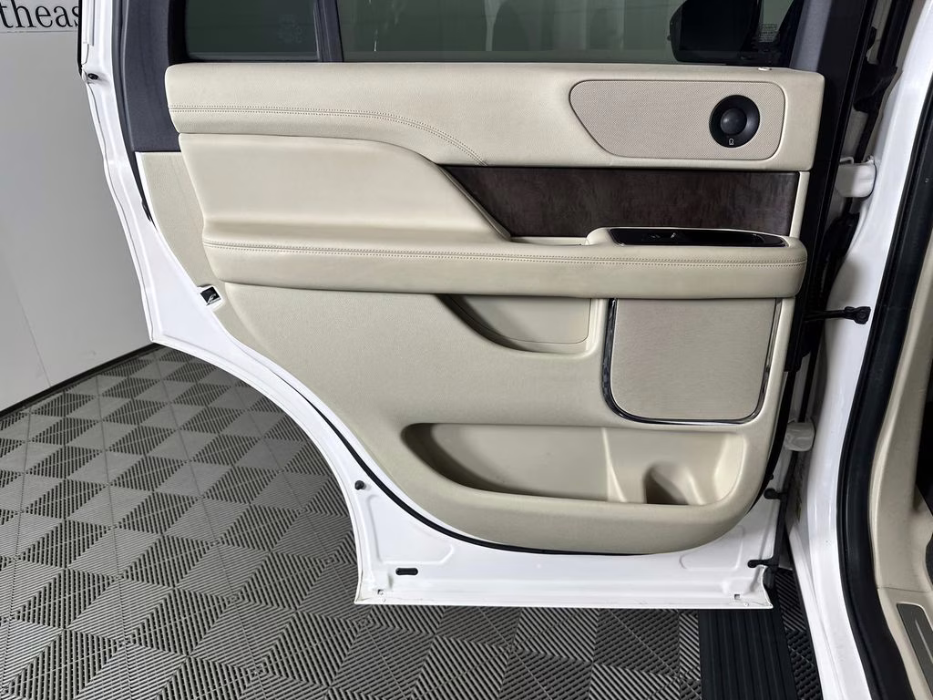 2019 White Platinum Clearcoat Metallic Lincoln Navigator Reserve 4X4 SUV
