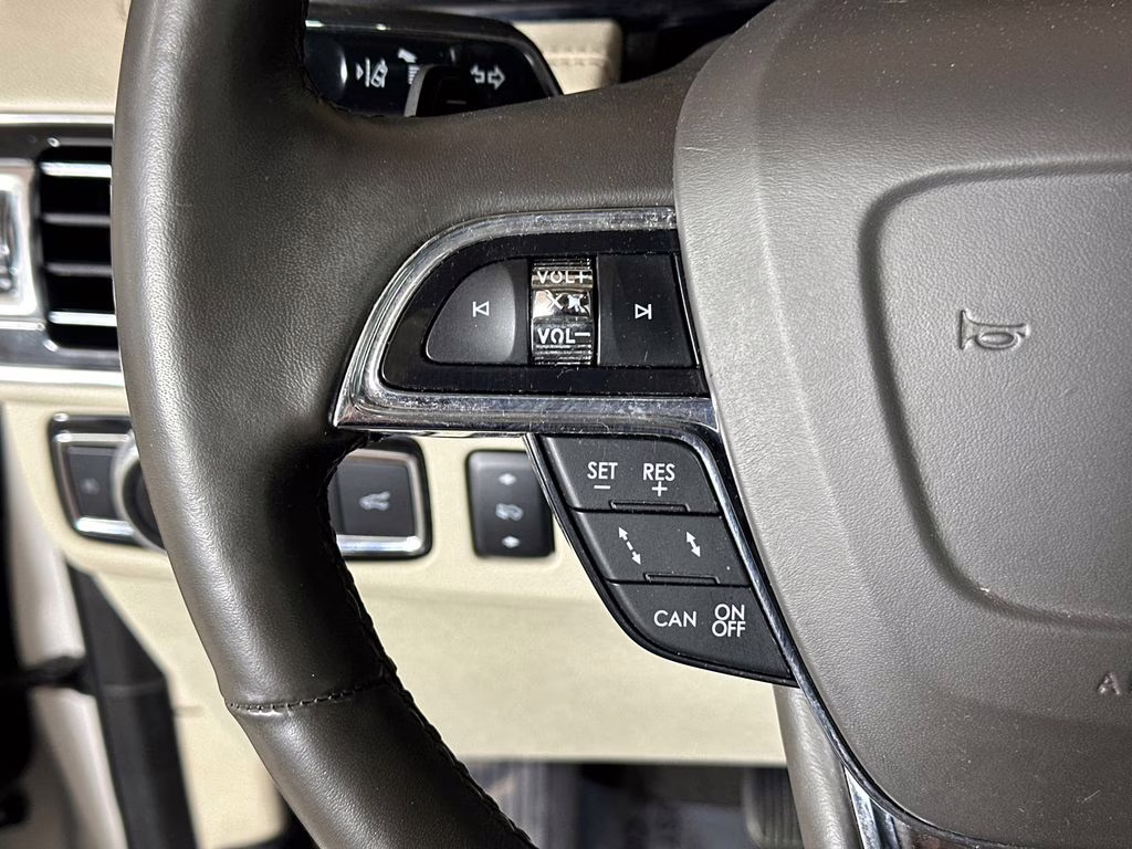 2019 White Platinum Clearcoat Metallic Lincoln Navigator Reserve 4X4 SUV