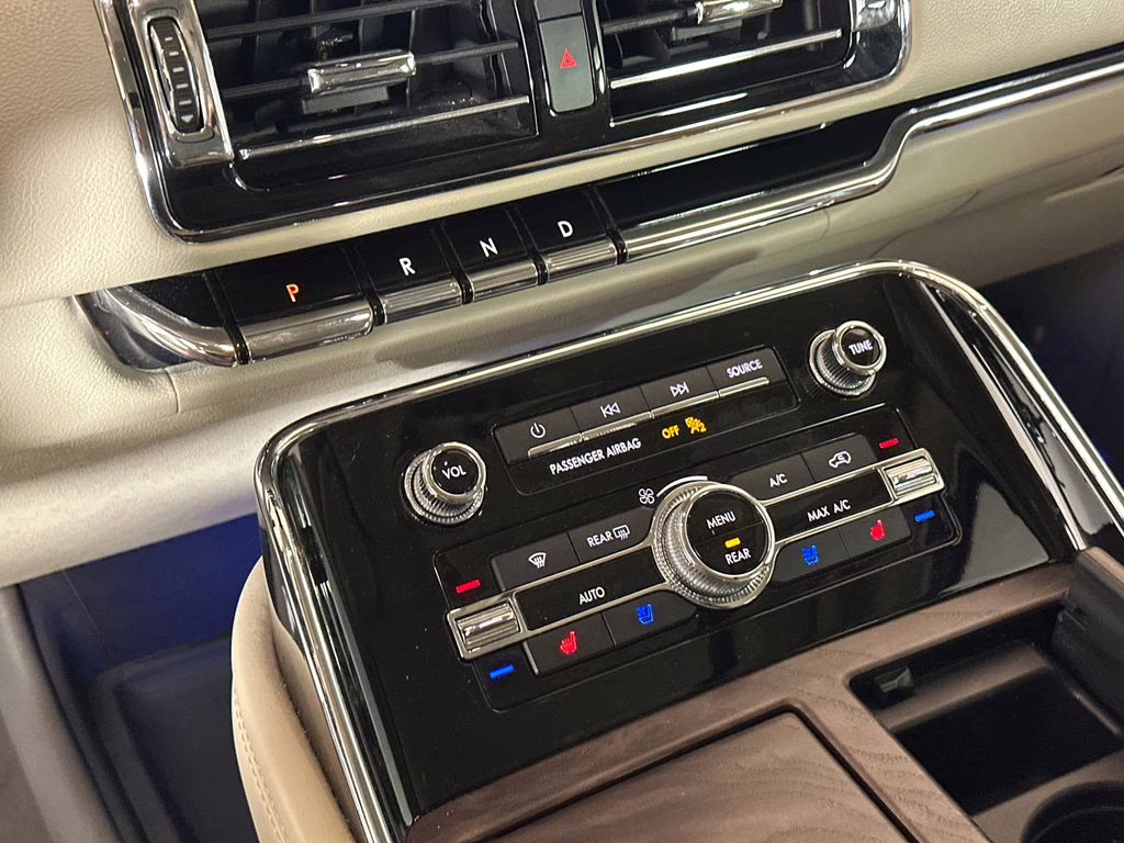2019 White Platinum Clearcoat Metallic Lincoln Navigator Reserve 4X4 SUV