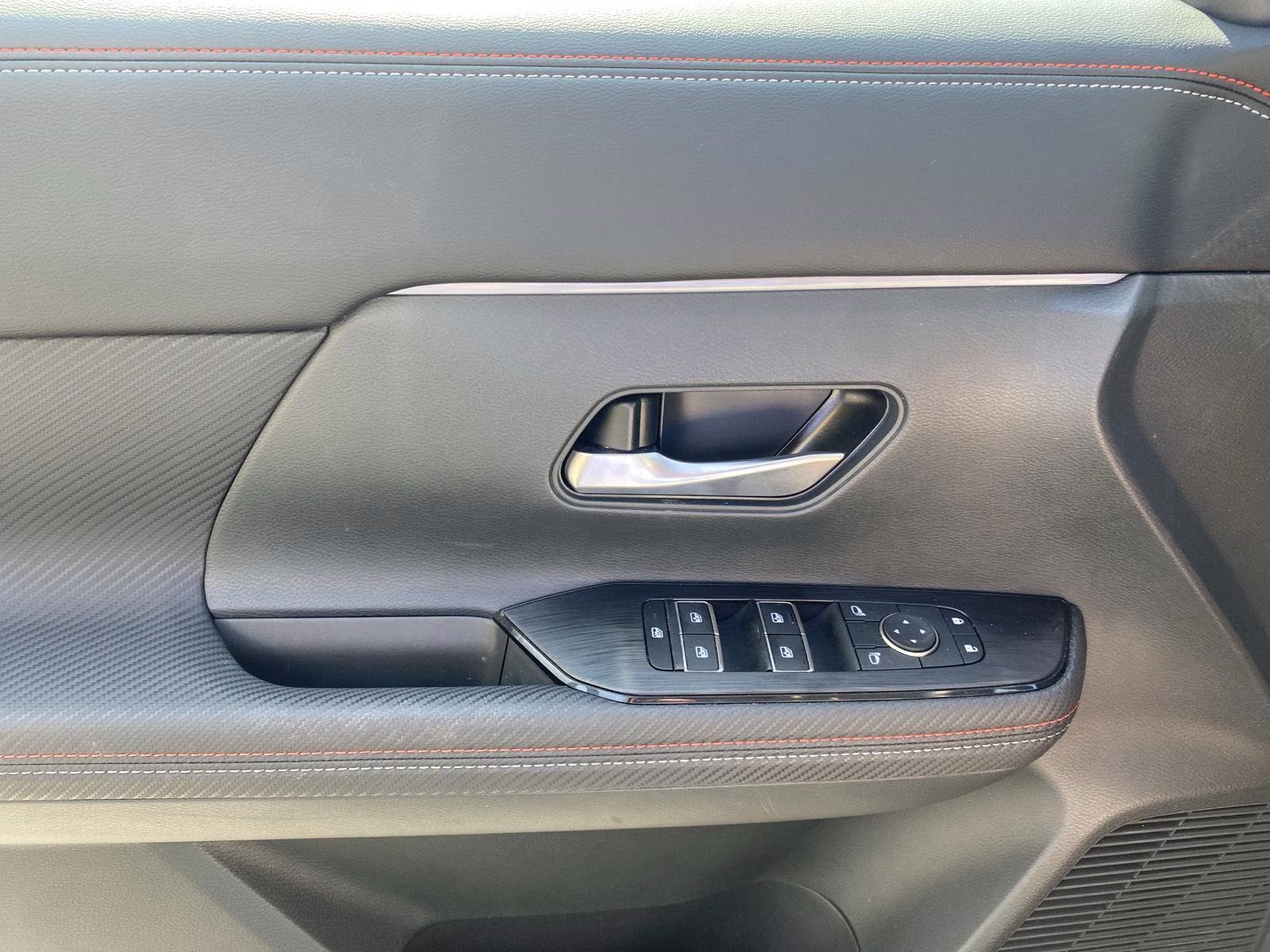 2025 Gun Metallic/Super Black Nissan Kicks SR FWD SUV