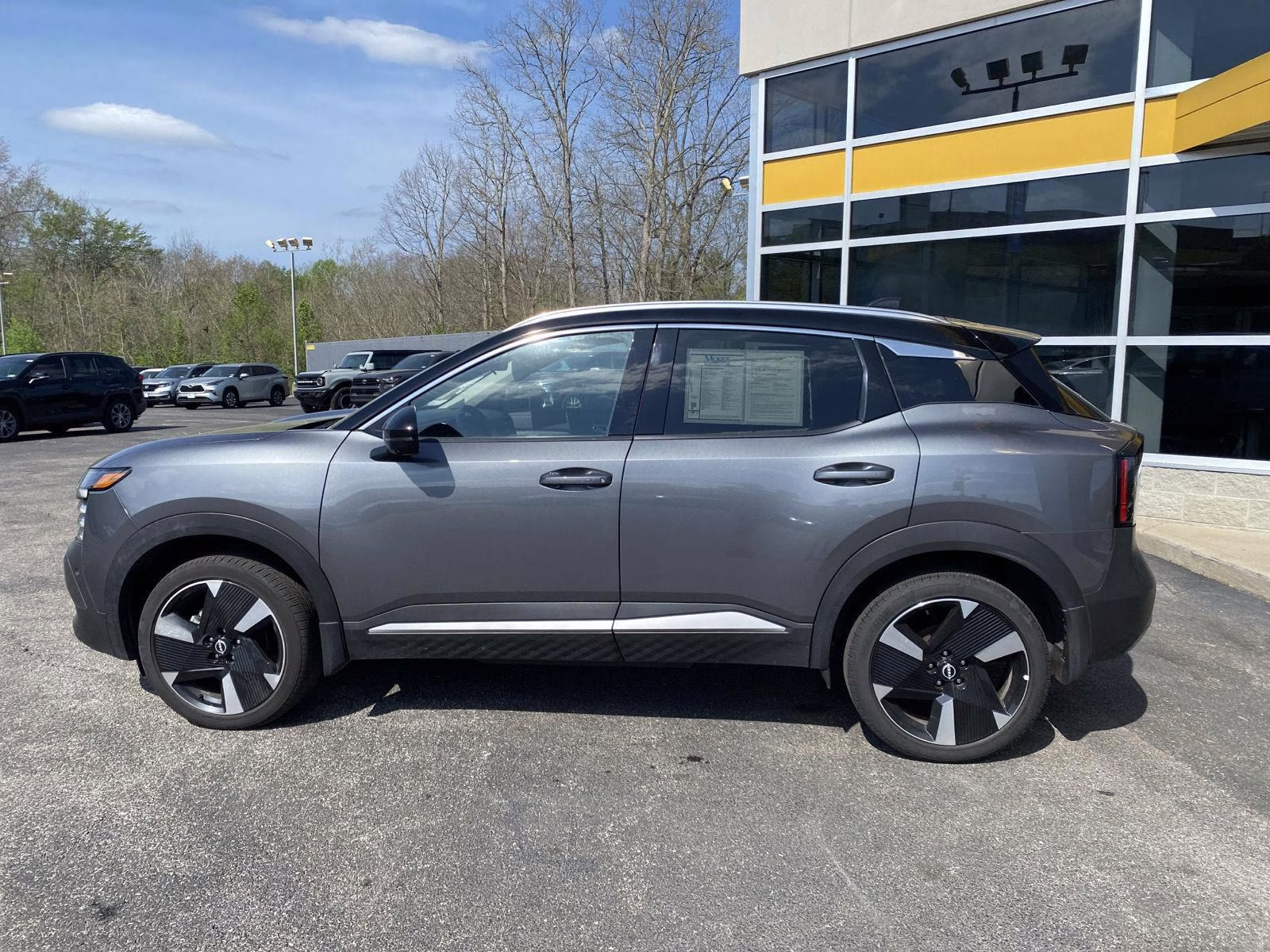 2025 Gun Metallic/Super Black Nissan Kicks SR FWD SUV