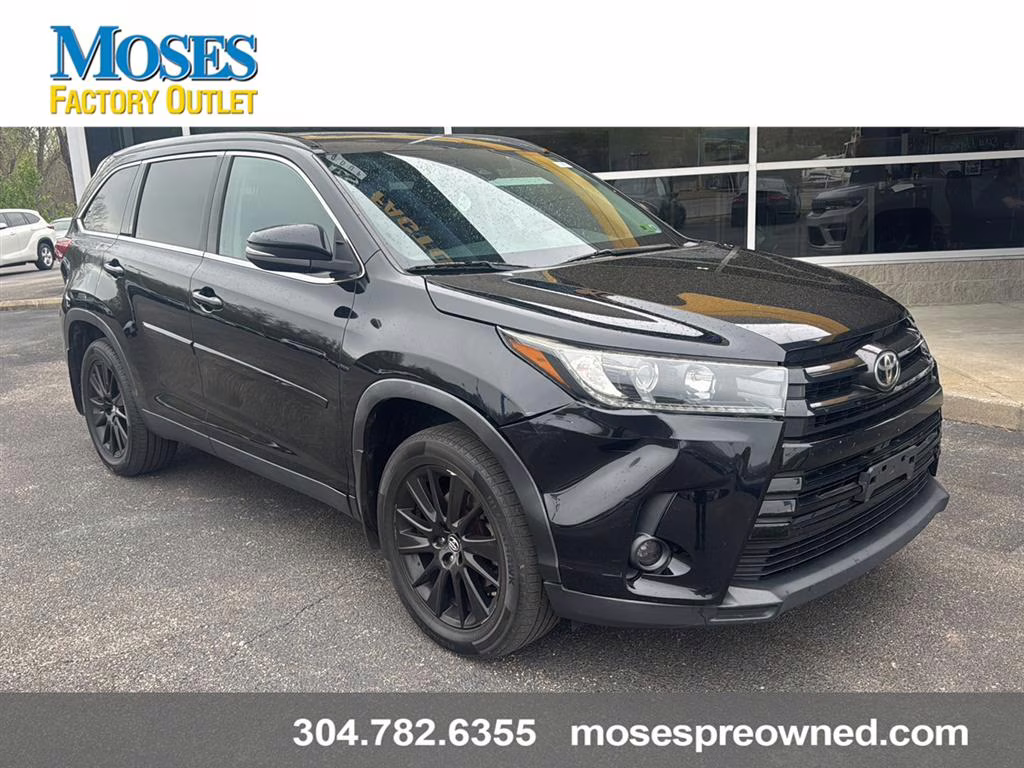 2019 Midnight Black Metallic Toyota Highlander SE AWD SUV