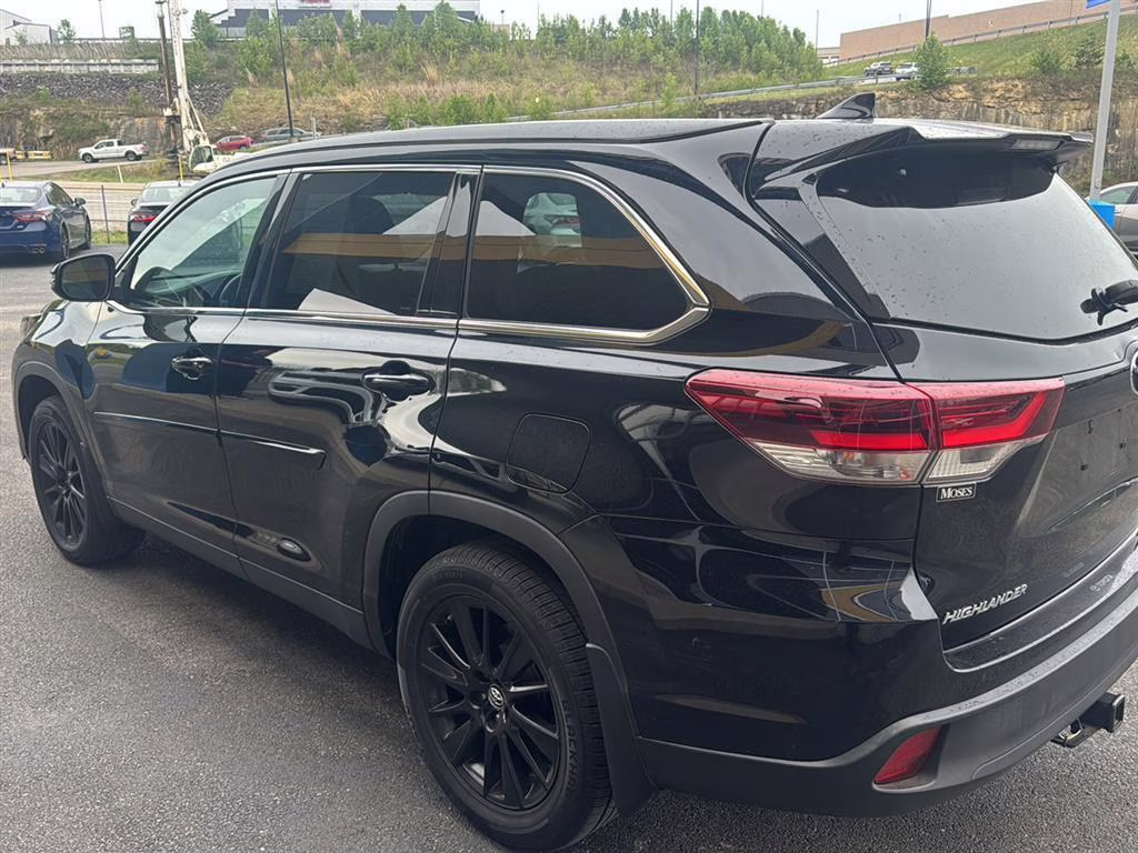 2019 Midnight Black Metallic Toyota Highlander SE AWD SUV