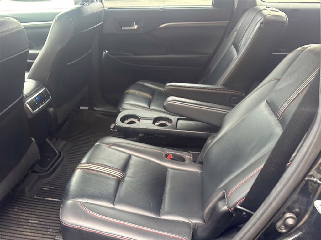 2019 Midnight Black Metallic Toyota Highlander SE AWD SUV