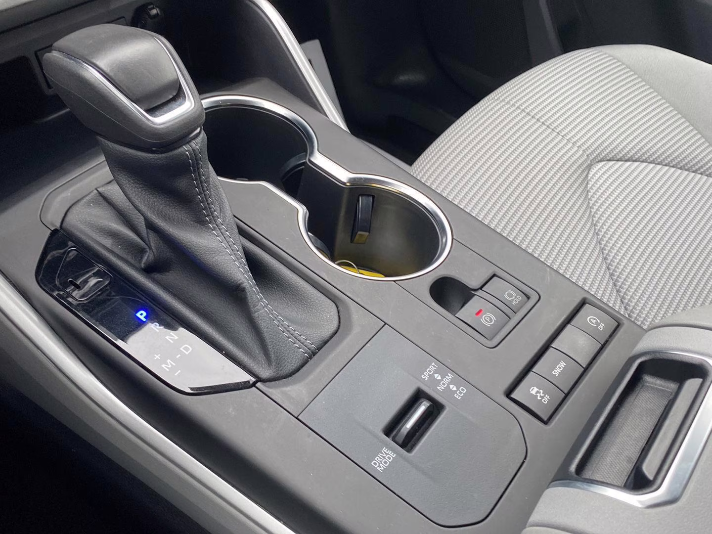 2022 Magnetic Gray Metallic Toyota Highlander LE FWD SUV