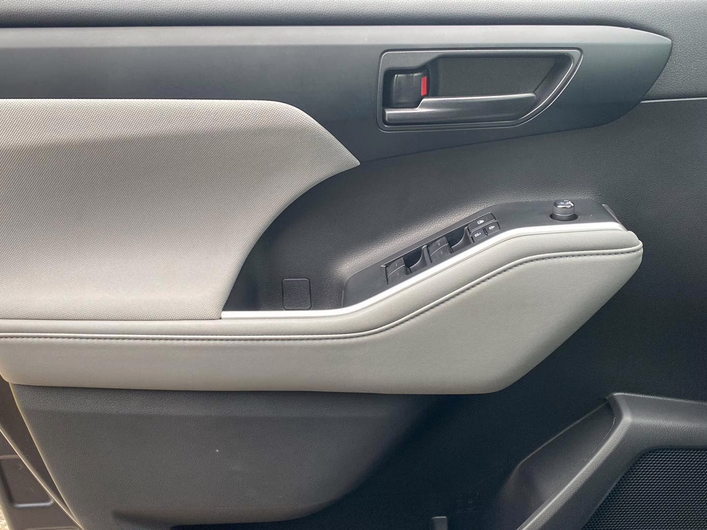 2022 Magnetic Gray Metallic Toyota Highlander LE FWD SUV