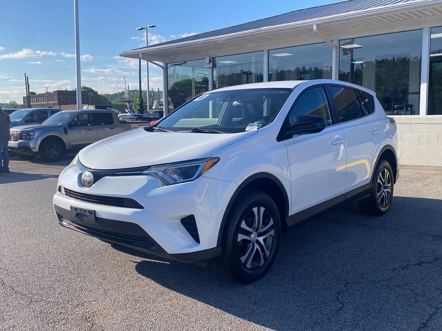 2018 Super White Toyota RAV4 LE AWD SUV