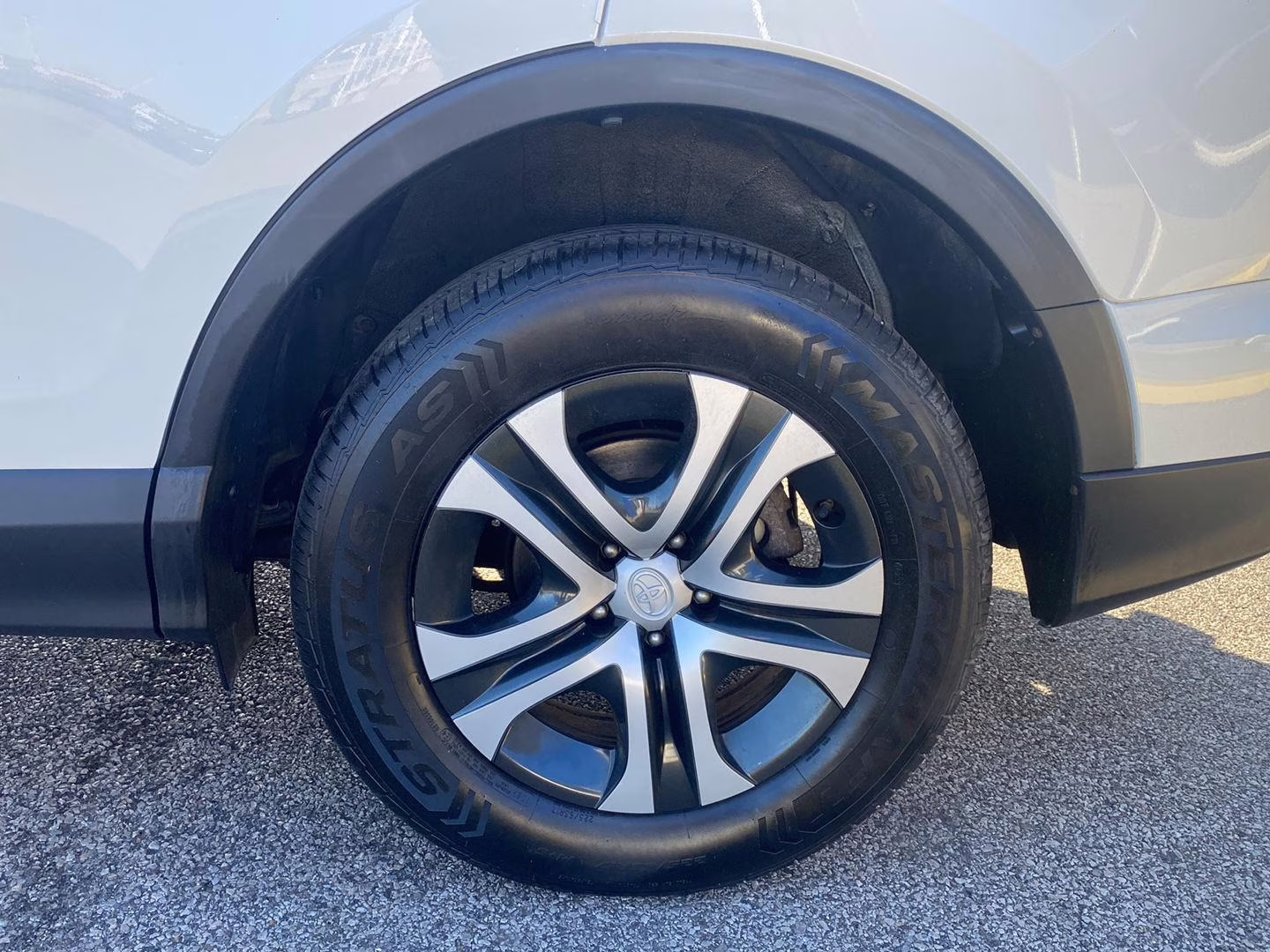 2018 Super White Toyota RAV4 LE AWD SUV