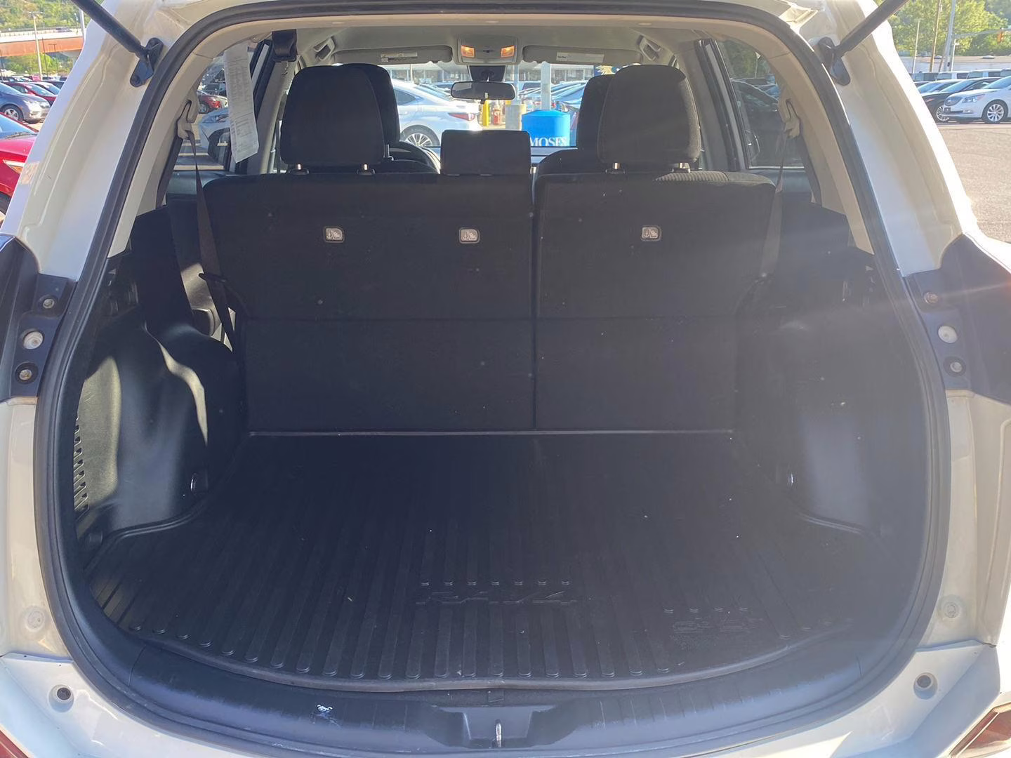 2018 Super White Toyota RAV4 LE AWD SUV