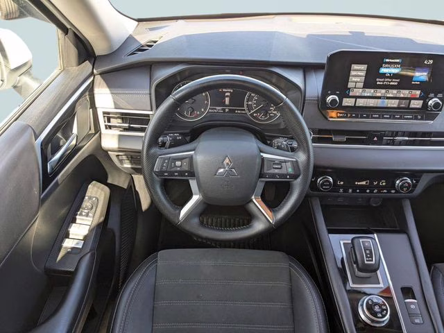 2024 White Diamond Mitsubishi Outlander SE AWD SUV