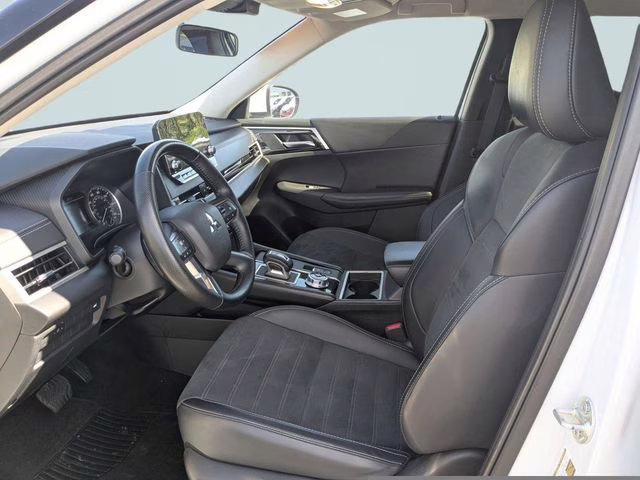 2024 White Diamond Mitsubishi Outlander SE AWD SUV