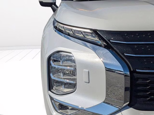 2024 White Diamond Mitsubishi Outlander SE AWD SUV