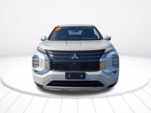 2024 White Diamond Mitsubishi Outlander SE AWD SUV