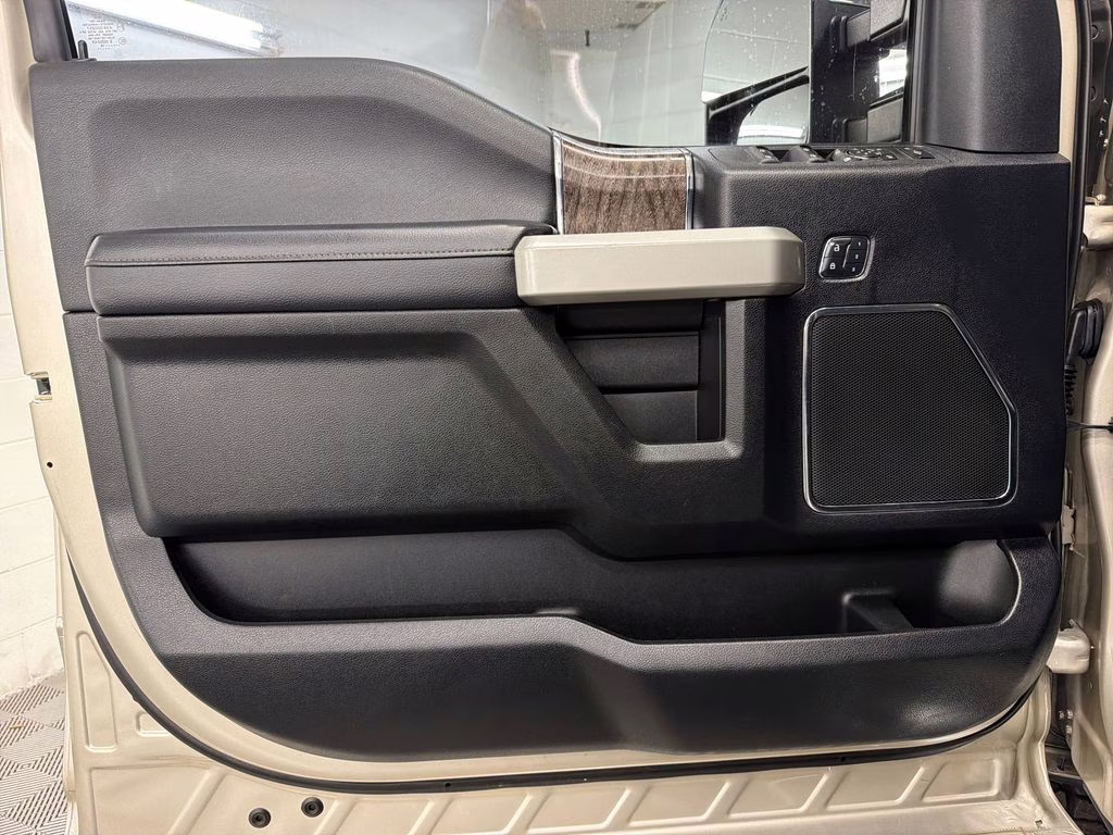 2018 White Gold Metallic Ford Super Duty F-250 SRW Lariat 4X4 Truck