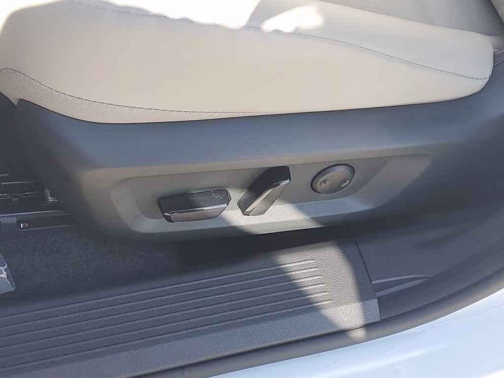 2026 Everest White Pearl Tricoat Nissan Rogue SV FWD SUV