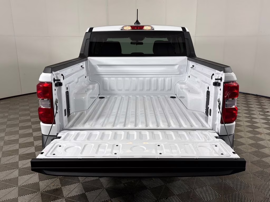 2026 Oxford White Ford Maverick XLT FWD Truck