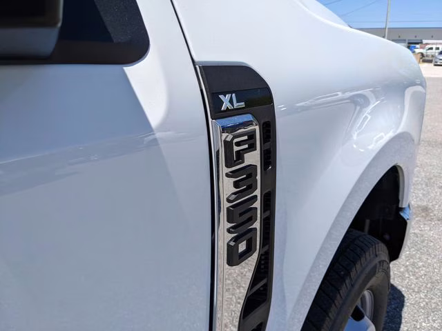 2026 Oxford White Ford Super Duty F-350 DRW XL 4X4 Truck
