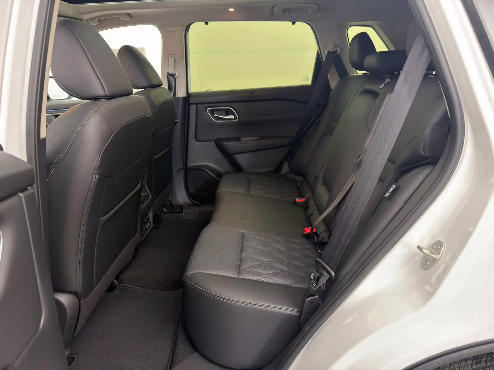 2026 Everest White Pearl Tricoat Nissan Rogue Platinum AWD SUV