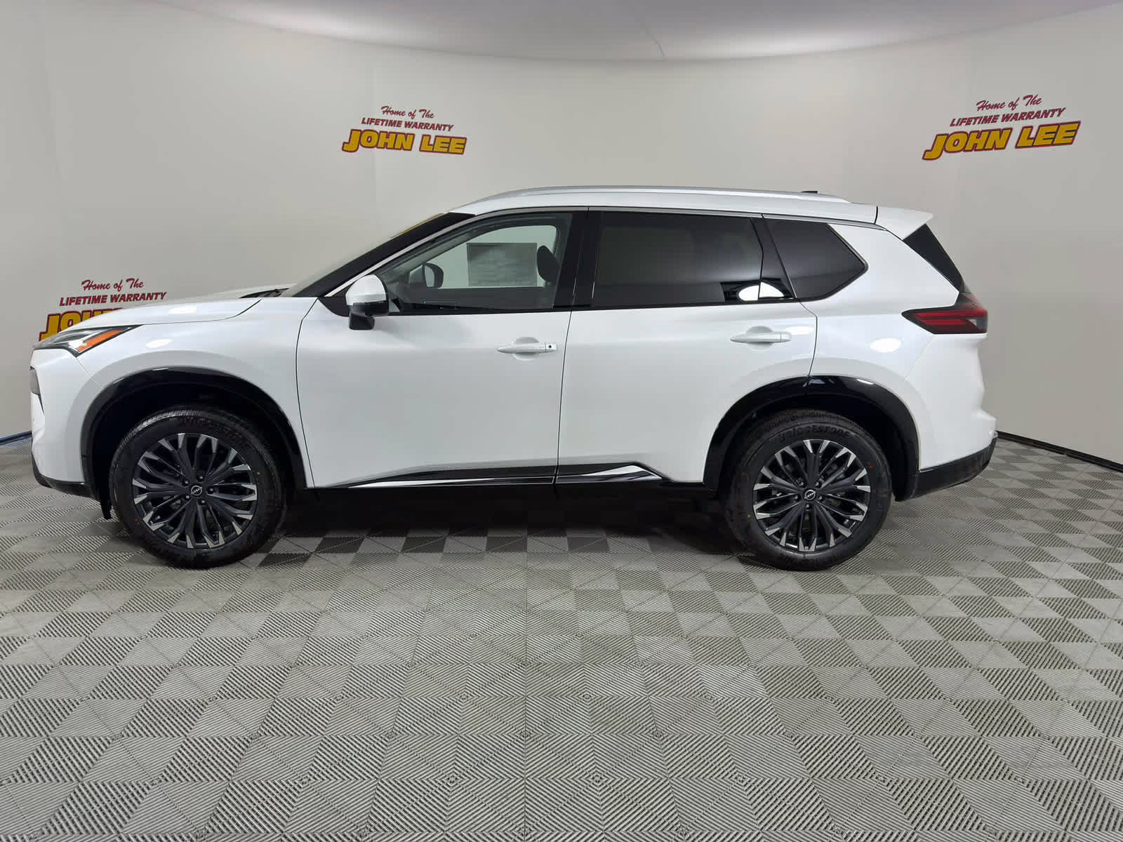 2026 Everest White Pearl Tricoat Nissan Rogue Platinum AWD SUV