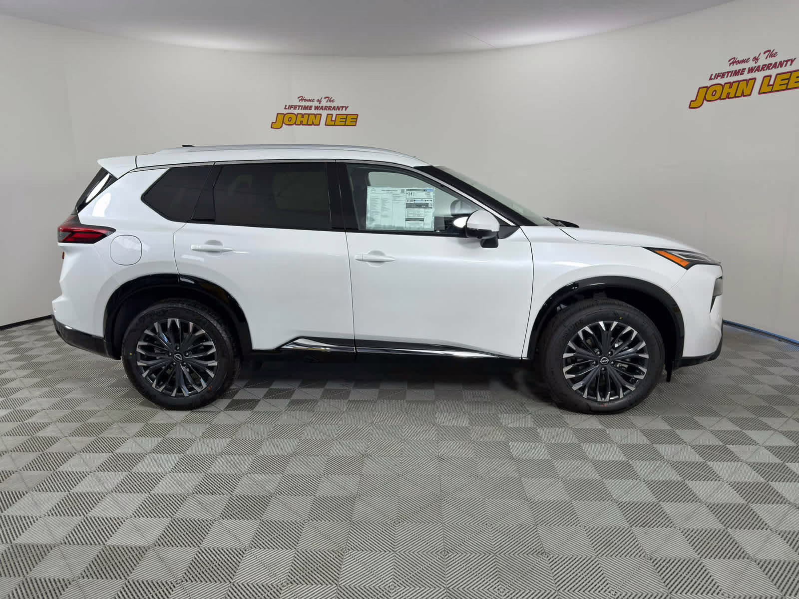 2026 Everest White Pearl Tricoat Nissan Rogue Platinum AWD SUV