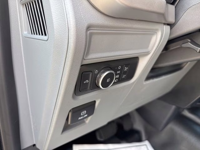 2022 Oxford White Ford F-150 XL 4X4 Truck