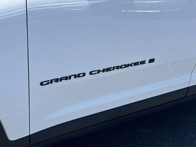 2024 White Jeep Grand Cherokee Altitude X RWD SUV