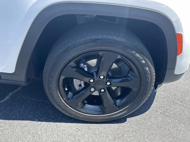 2024 White Jeep Grand Cherokee Altitude X RWD SUV