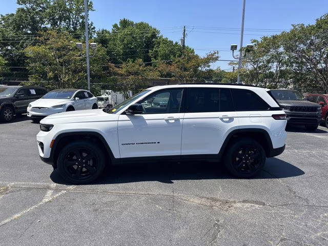 2024 White Jeep Grand Cherokee Altitude X RWD SUV