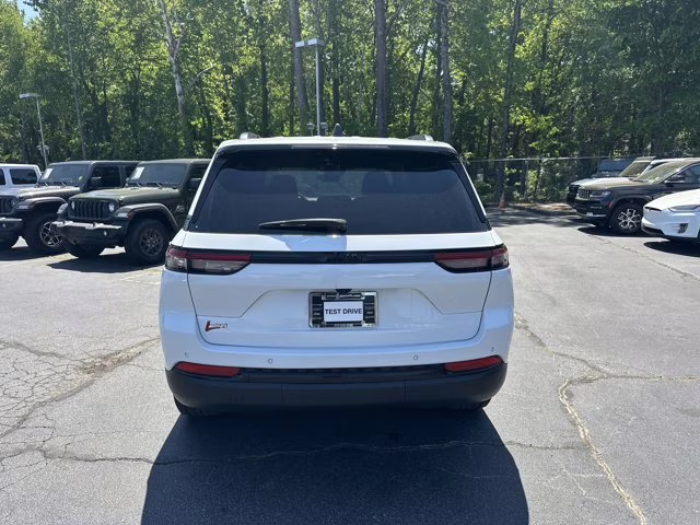 2024 White Jeep Grand Cherokee Altitude X RWD SUV