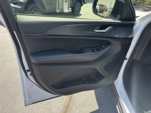 2024 White Jeep Grand Cherokee Altitude X RWD SUV