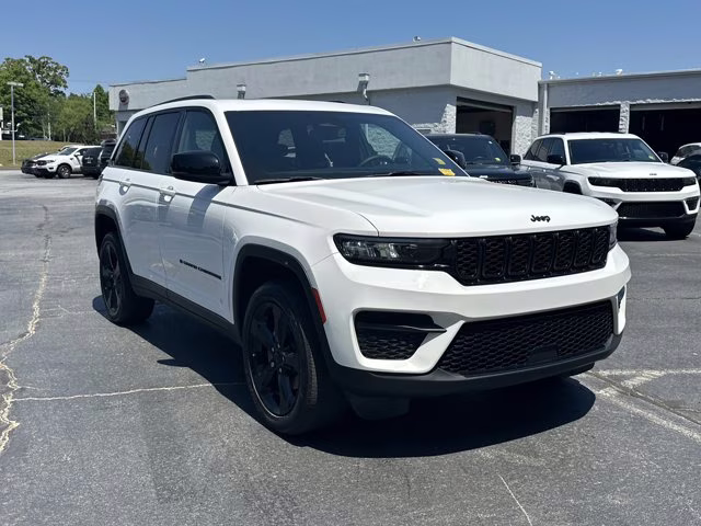 2024 White Jeep Grand Cherokee Altitude X RWD SUV