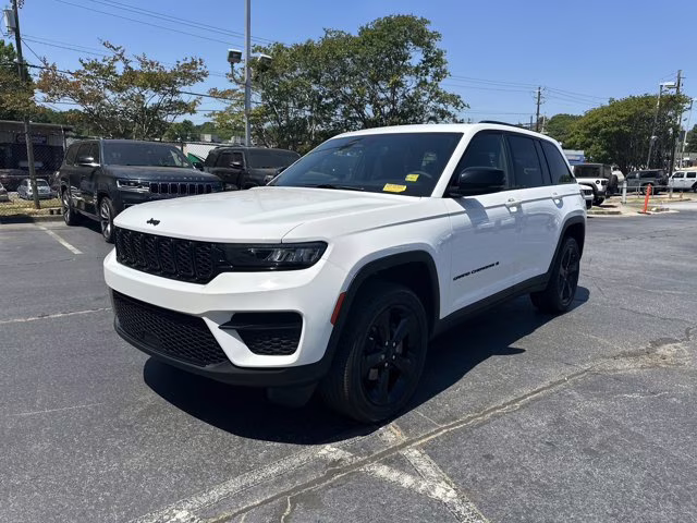 2024 White Jeep Grand Cherokee Altitude X RWD SUV
