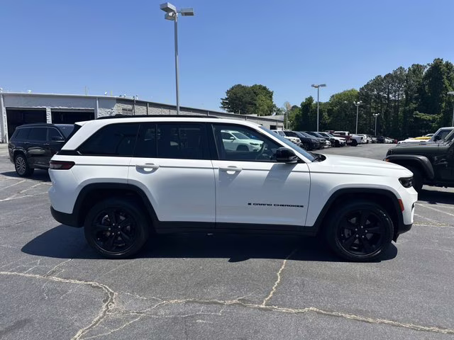2024 White Jeep Grand Cherokee Altitude X RWD SUV