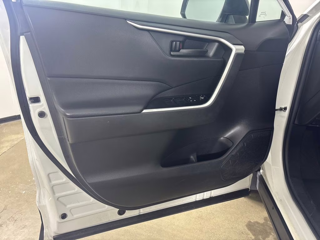 2021 Super White Toyota RAV4 LE FWD SUV