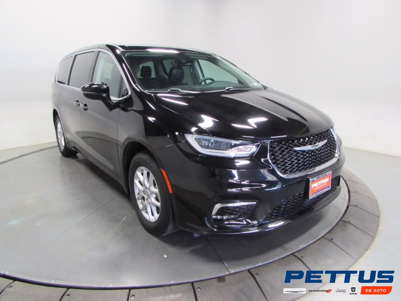 2024 Diamond Black Crystal Pearlcoat Chrysler Pacifica Touring L FWD Van