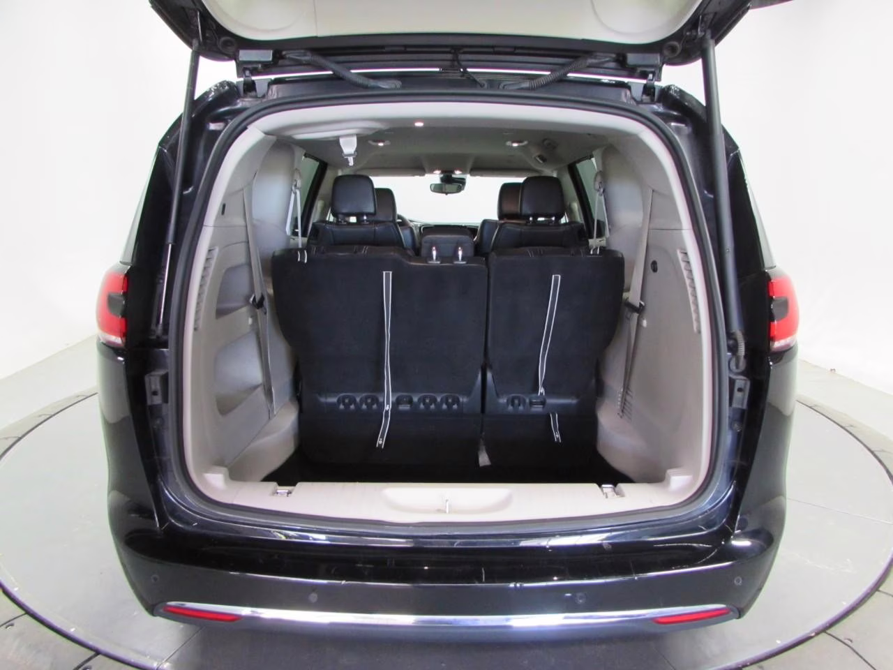2024 Diamond Black Crystal Pearlcoat Chrysler Pacifica Touring L FWD Van