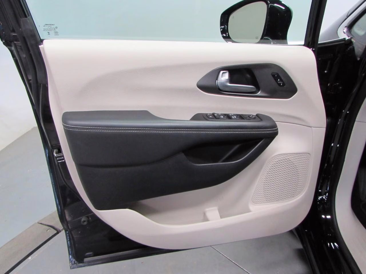 2024 Diamond Black Crystal Pearlcoat Chrysler Pacifica Touring L FWD Van
