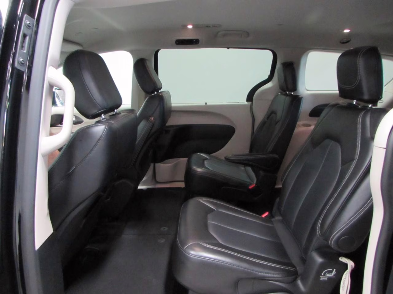 2024 Diamond Black Crystal Pearlcoat Chrysler Pacifica Touring L FWD Van