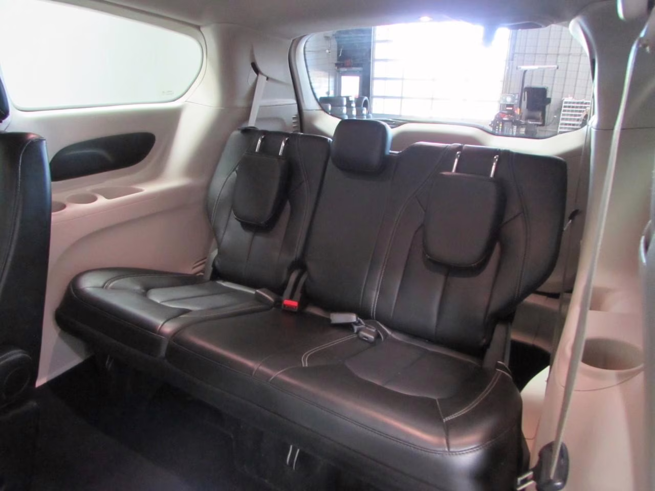 2024 Diamond Black Crystal Pearlcoat Chrysler Pacifica Touring L FWD Van