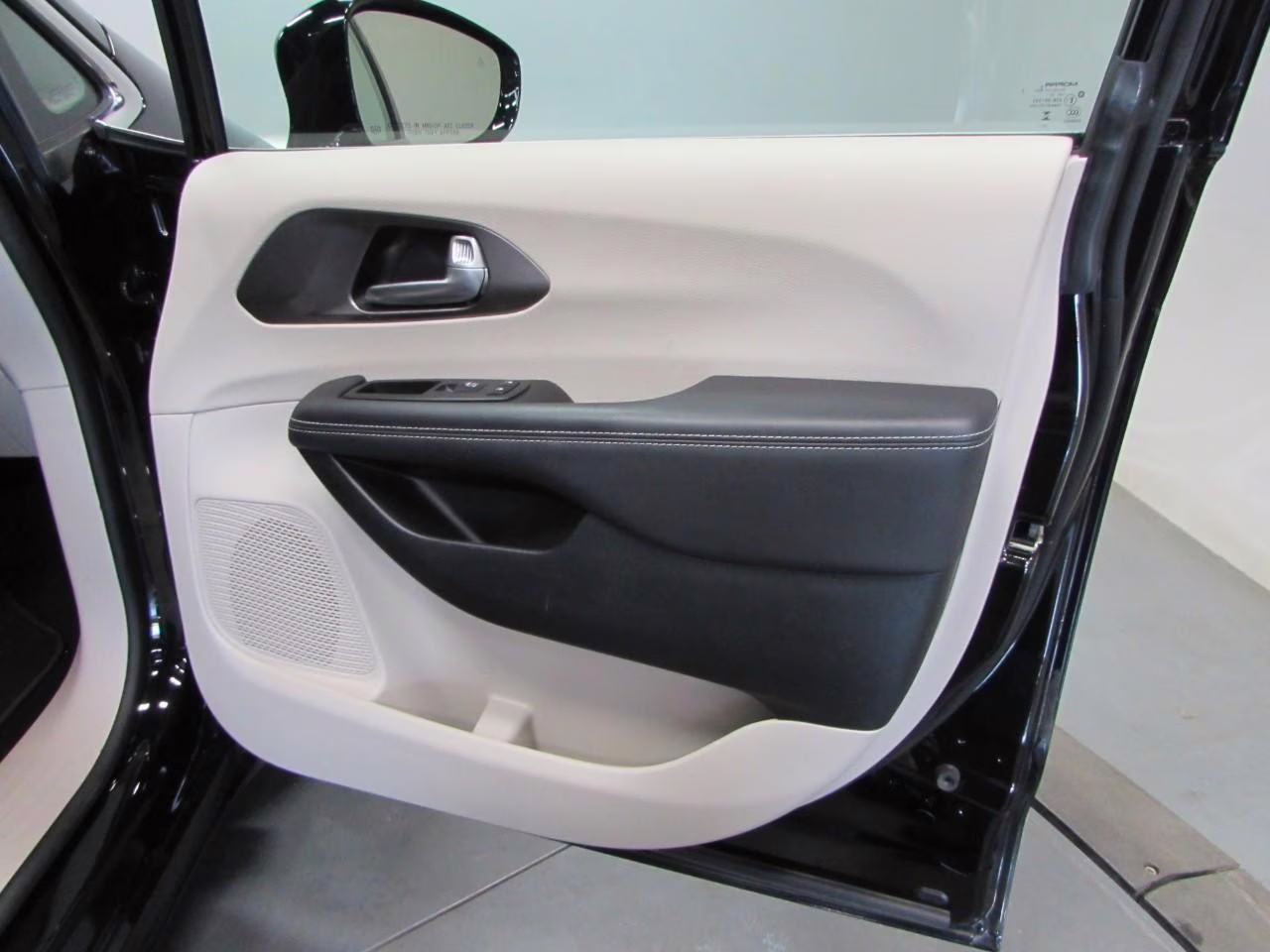 2024 Diamond Black Crystal Pearlcoat Chrysler Pacifica Touring L FWD Van