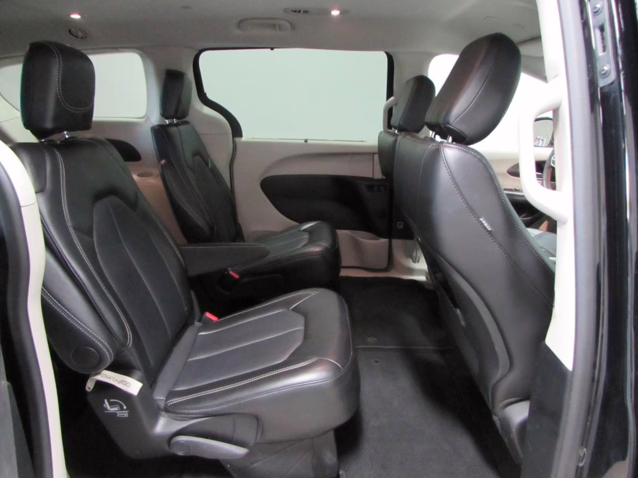 2024 Diamond Black Crystal Pearlcoat Chrysler Pacifica Touring L FWD Van