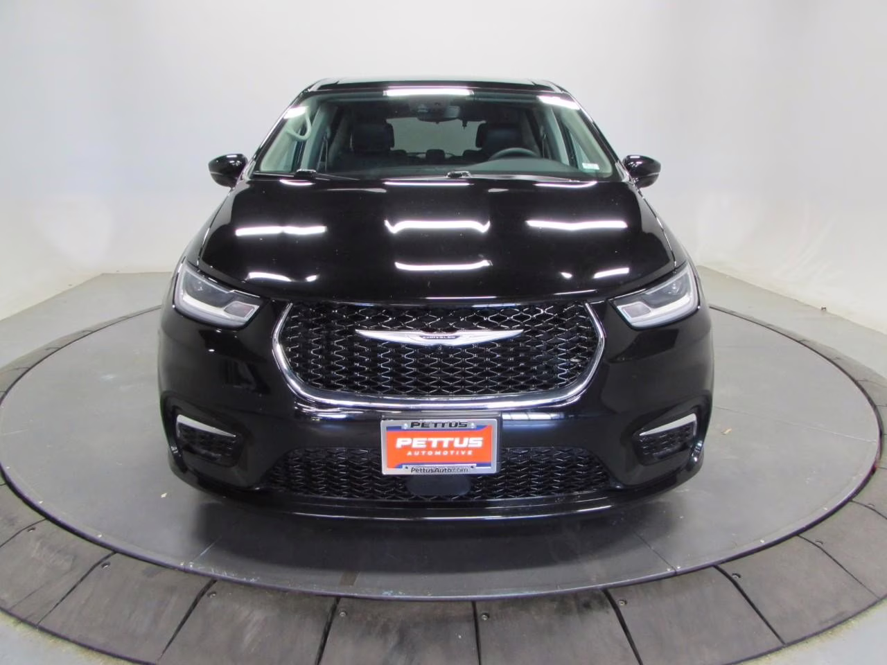 2024 Diamond Black Crystal Pearlcoat Chrysler Pacifica Touring L FWD Van