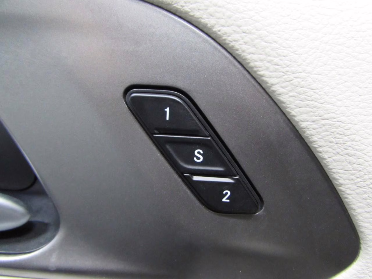 2024 Diamond Black Crystal Pearlcoat Chrysler Pacifica Touring L FWD Van