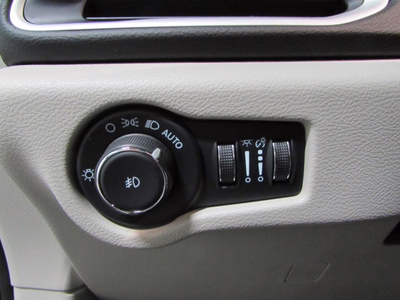 2024 Diamond Black Crystal Pearlcoat Chrysler Pacifica Touring L FWD Van
