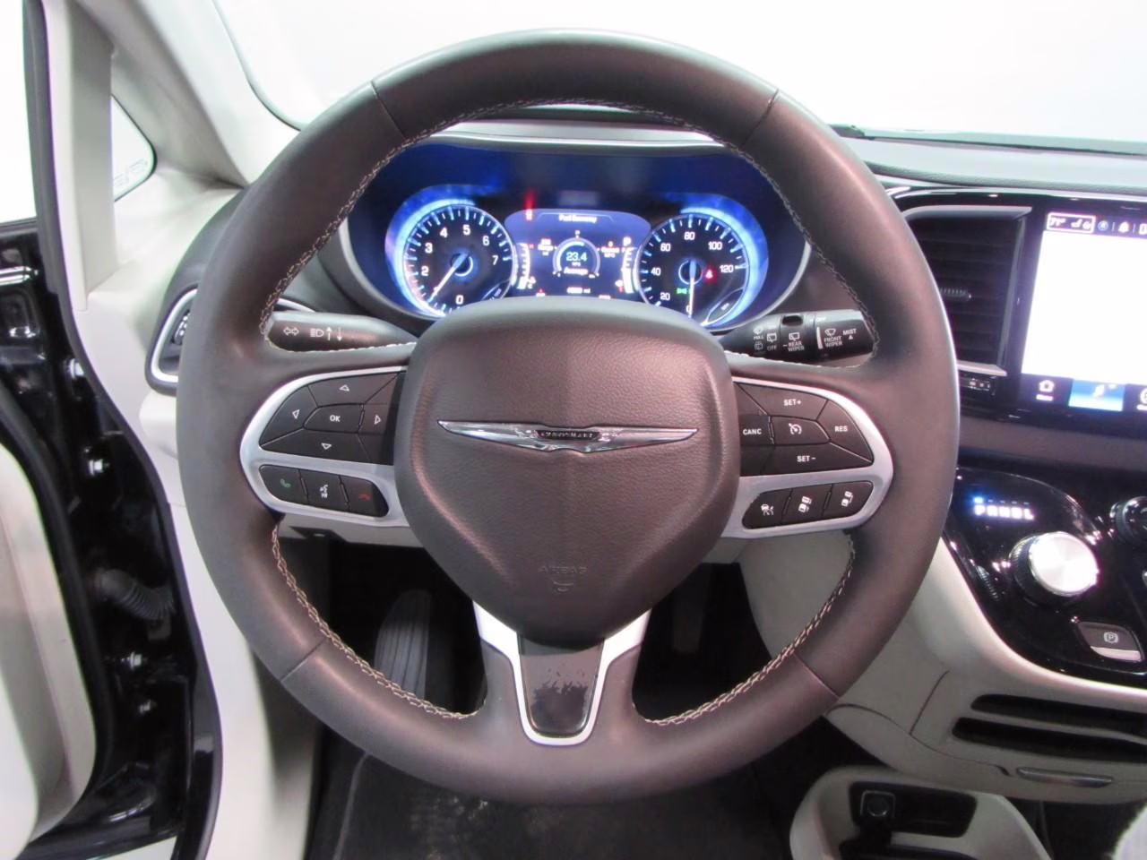 2024 Diamond Black Crystal Pearlcoat Chrysler Pacifica Touring L FWD Van